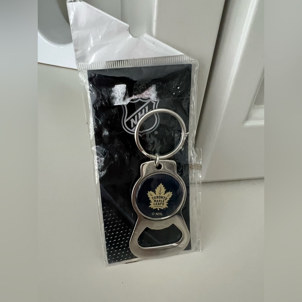 NHL Official Toronto Maple Leafs Bottle Opener Key Ring Keychain BRAND NEW